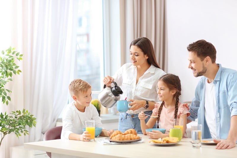 Família desfrutando de paz e harmonia em residência de alto padrão climatizada